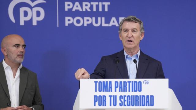 El presidente del PP, Alberto Núñez Feijóo, durante una rueda de prensa este viernes junto al concejal del PP en el Ayuntamiento de Barcelona, Daniel Sirera.