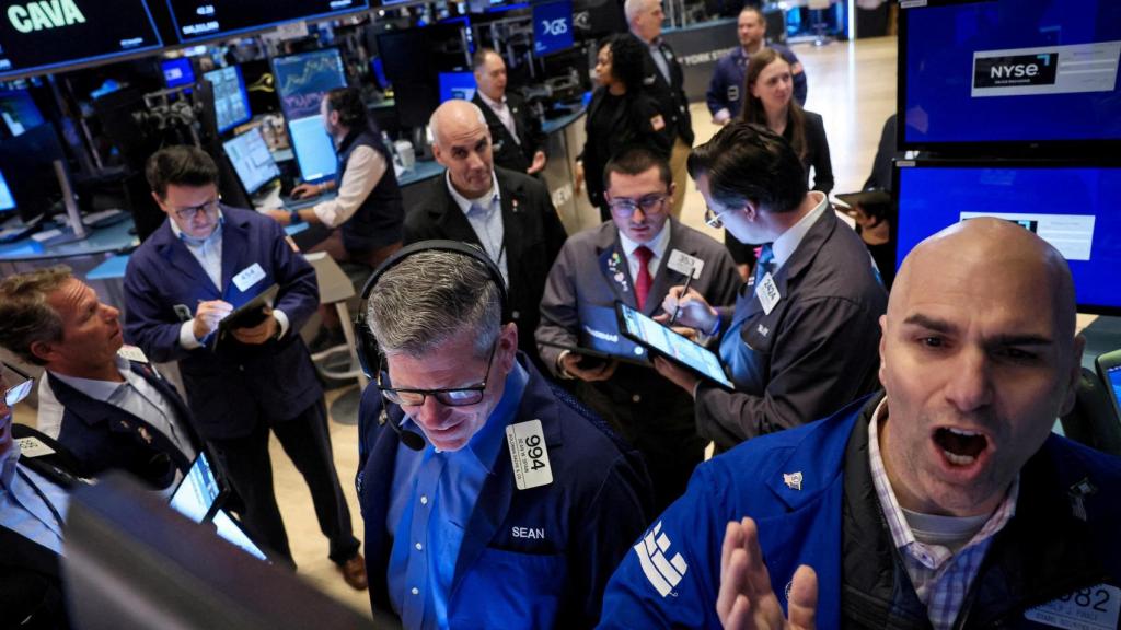 Varios operadores trabajan en el parqué de la Bolsa de Nueva York.
