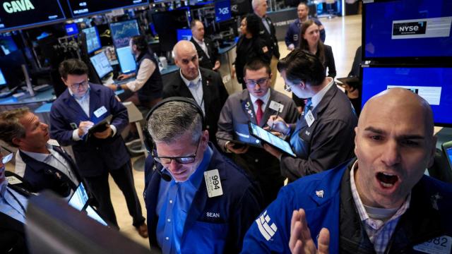 Varios operadores trabajan en el parqué de la Bolsa de Nueva York.