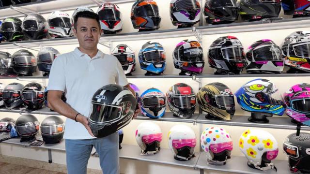 El CEO de NZI Helmets, Nazario Ibáñez, posa para EL ESPPAÑOL con los cascos que fabrica su empresa.