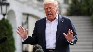 El presidente de los Estados Unidos, Donald Trump, habla con los periodistas mientras se dirige a Texas para recorrer las zonas afectadas por inundaciones repentinas mortales, desde el Jardín Sur de la Casa Blanca en Washington, D.C., Estados Unidos, el 11 de julio de 2025.