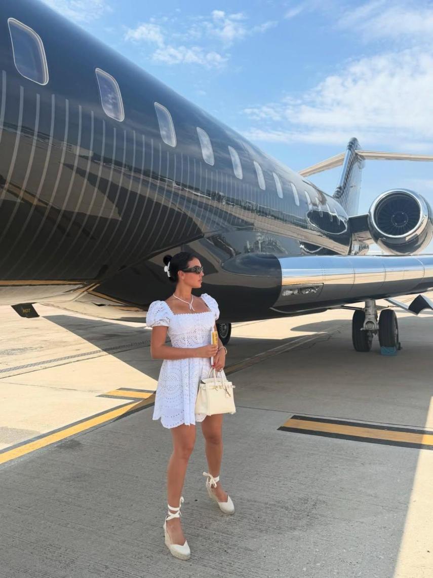 Georgina Rodríguez al lado del avión de Cristiano.