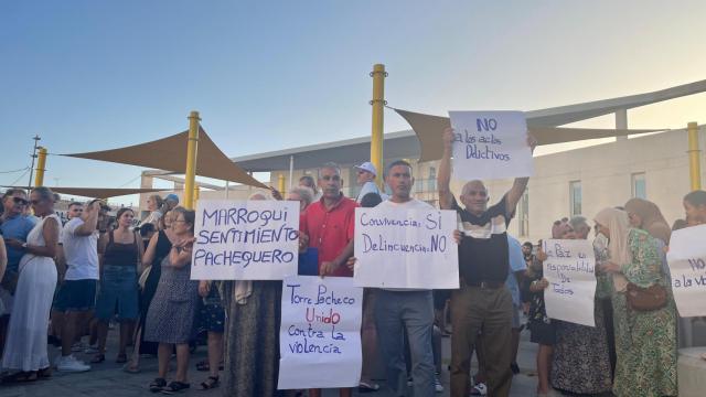 Un grupo de ciudadanos marroquíes, este viernes, mostrando sus pancartas en solidaridad con Domingo y rechazando la violencia en Torre Pacheco.