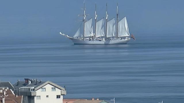 El buque escuela Juan Sebastián Elcano se deja ver en aguas de A Coruña