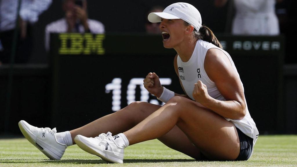 Iga Swiatek celebra su título en la final de Wimbledon.