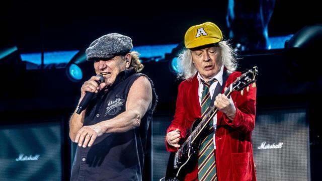 El guitarrista de la banda AC/DC, Angus Young, y el cantante de AC/DC, Brian Johnson en el Metropolitano. Foto:  Ricardo Rubio / Europa Press