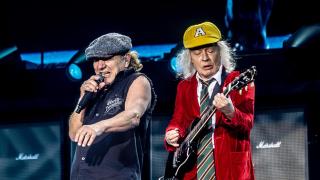 l guitarrista de la banda AC/DC, Angus Young, y el cantante de AC/DC, Brian Johnson en el Metropolitano. Foto:  Ricardo Rubio / Europa Press