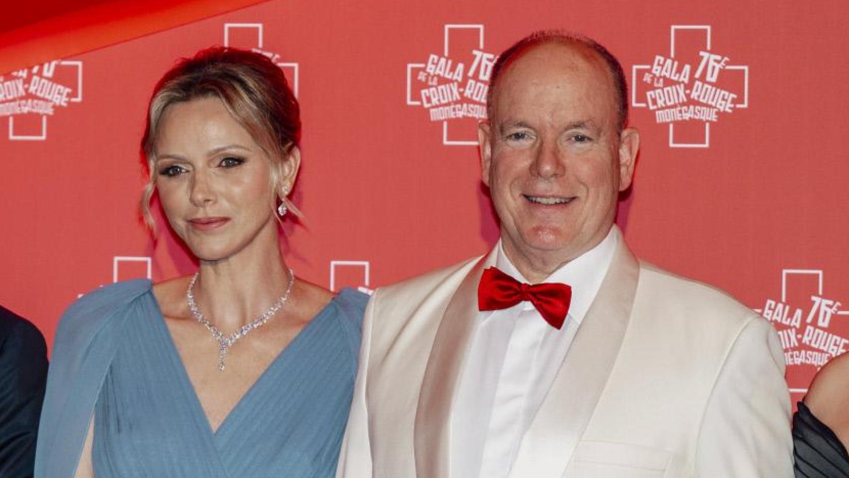 Charlène y Alberto de Mónaco se dan cita en el Baile de la Cruz Roja: las  imágenes de una gala llena de 'glamour' marcada por destacadas ausencias
