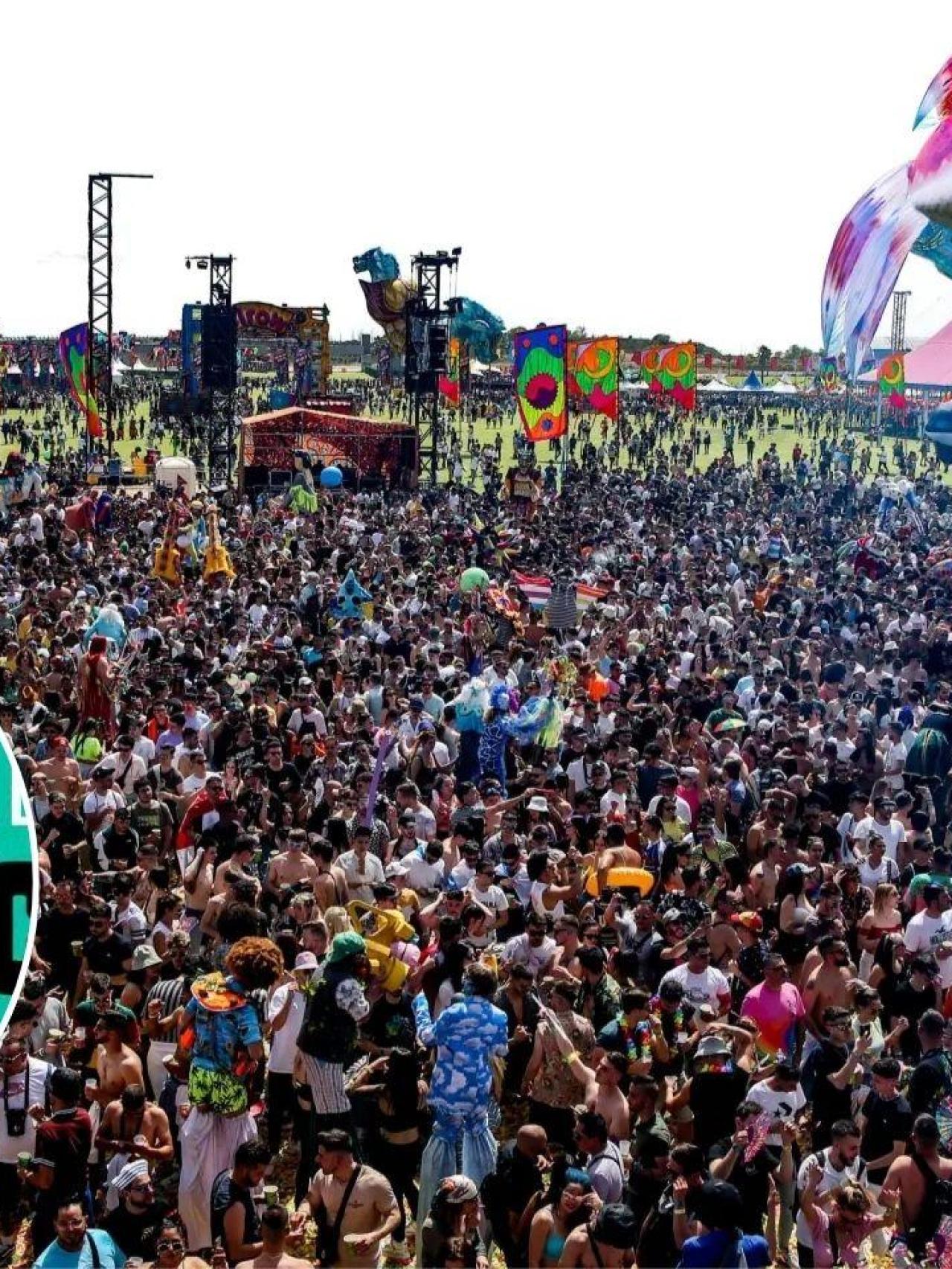 Fotomontaje con el público asistente al festival Mad Cool y el influencer Álvaro Casares.