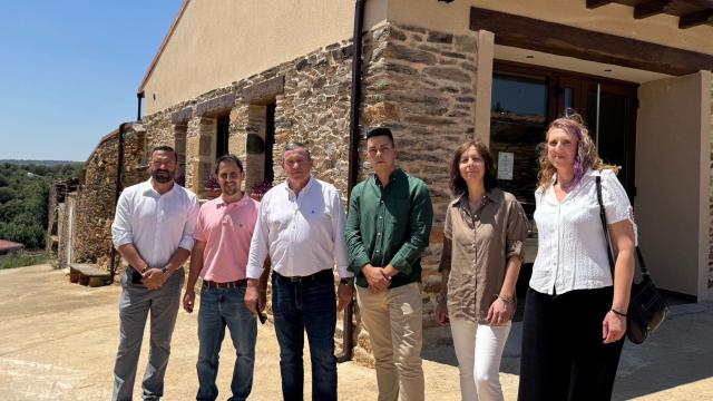 El presidente de la Diputación de Zamora, Javier Faúndez Domínguez, el diputado del Área de Obras Municipales, Manuel Martín Pérez, y la diputada por Tábara y Tierra de Alba, Amaranta Ratón Fresno, durante su visita a Muga de Alba