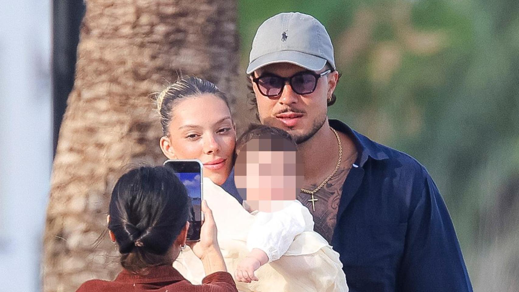 Alejandra Rubio y Carlo Costanzia, de vacaciones familiares y 2.0 en Ibiza:  su llamativo paseo inmortalizado a golpe de 'smartphone'