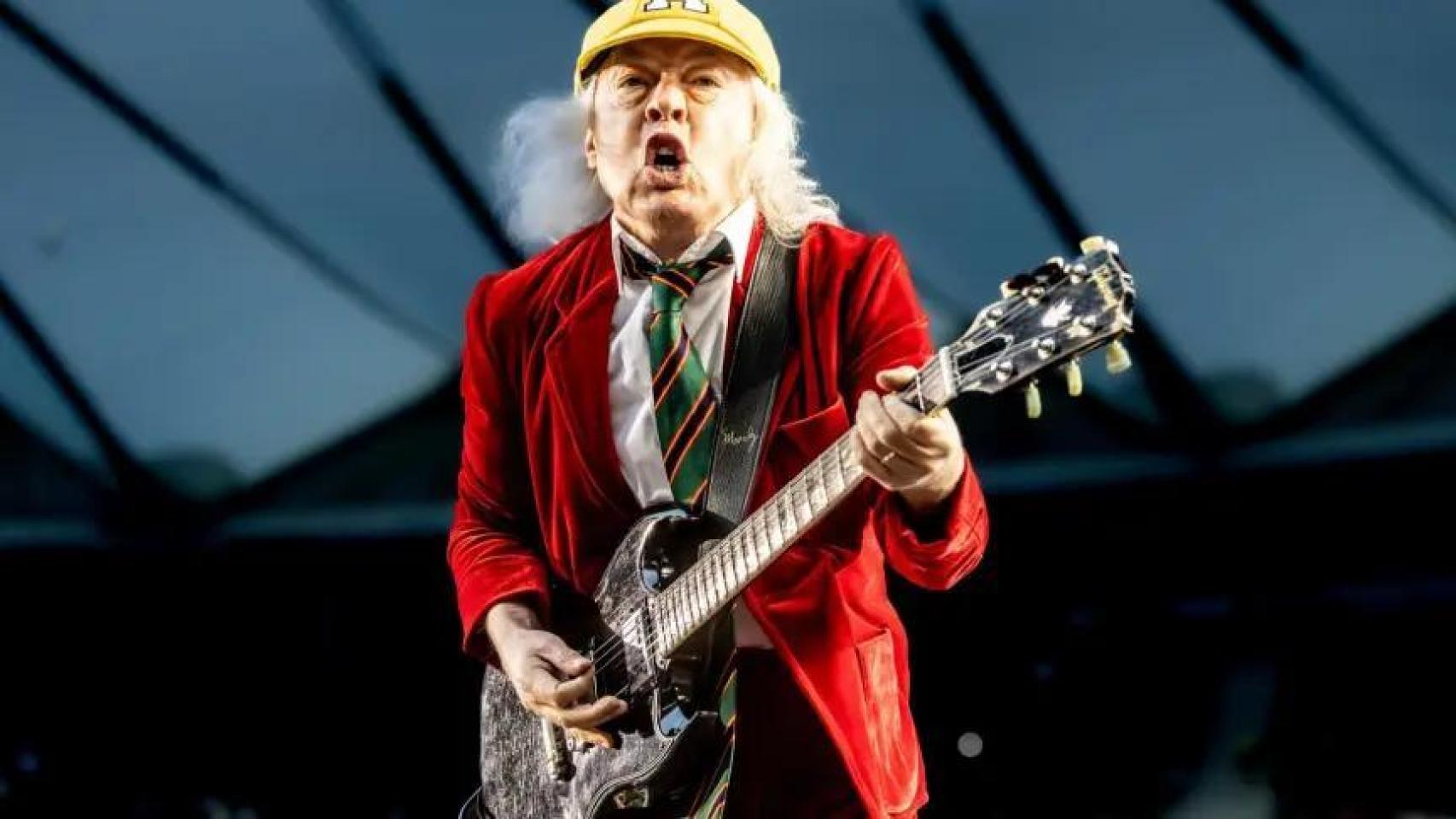 El guitarrista de la banda AC/DC, Angus Young, durante el concierto en el Metropolitano.