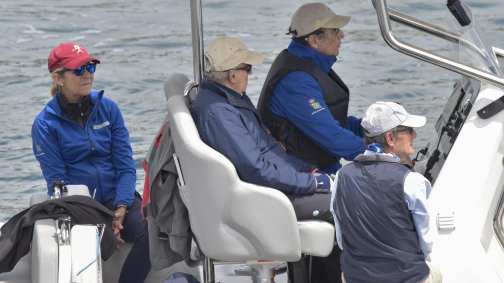 El rey Juan Carlos e Infanta Elena, en las regatas de Sanxenxo, este domingo 13 de julio.
