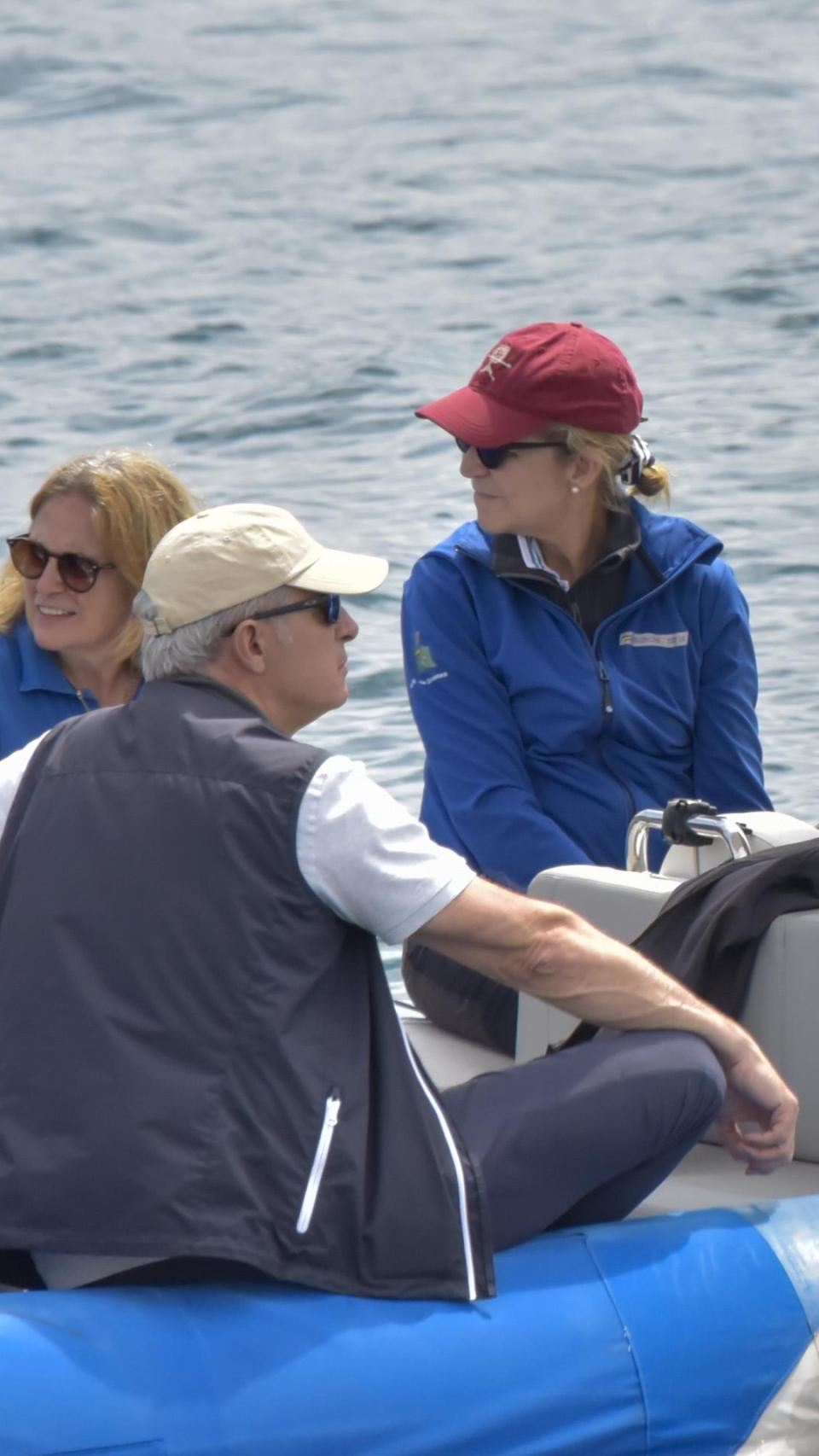 La Infanta Elena, durante su visita a las regatas de Sanxenxo, donde ha practicado la vela con su padre.