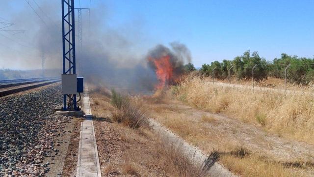 El fuego que ha afectado a la circulación del AVE.