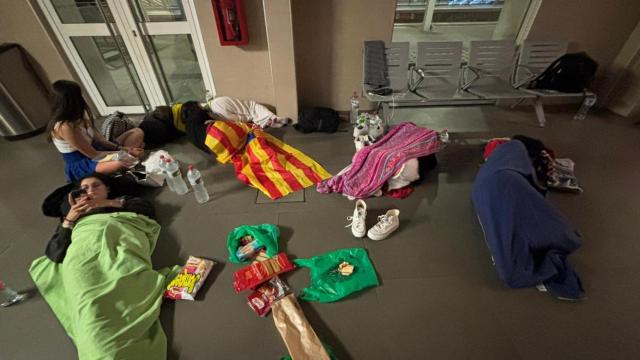 Grupo de jóvenes durmiendo en la estación de Tarragona