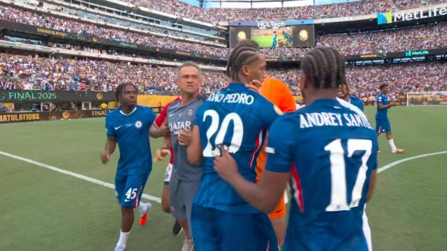 Luis Enrique le pega un manotazo a Joao Pedro, el jugador del Chelsea.