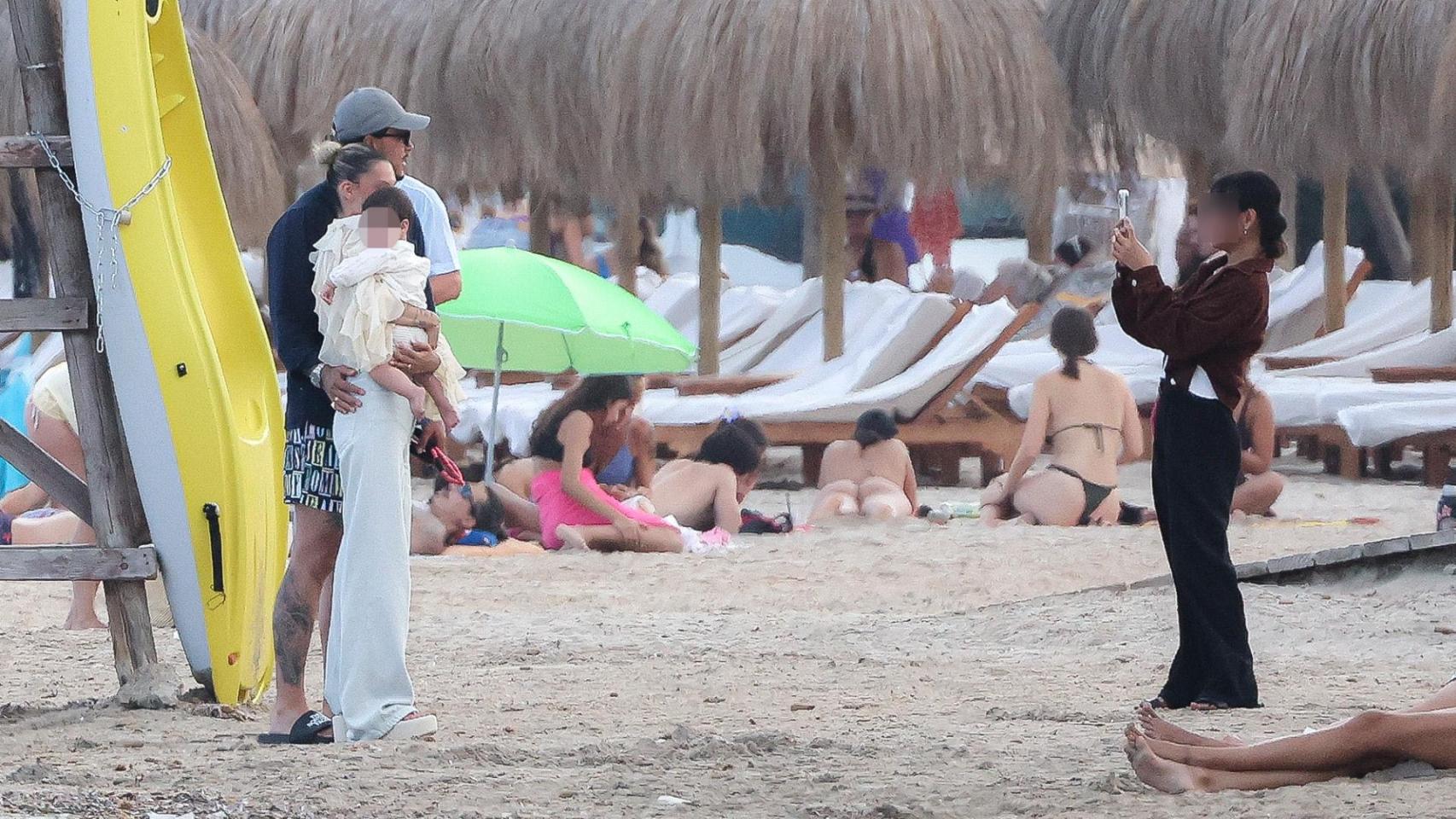 Alejandra Rubio y Carlo Costanzia, de vacaciones familiares y 2.0 en Ibiza:  su llamativo paseo inmortalizado a golpe de 'smartphone'