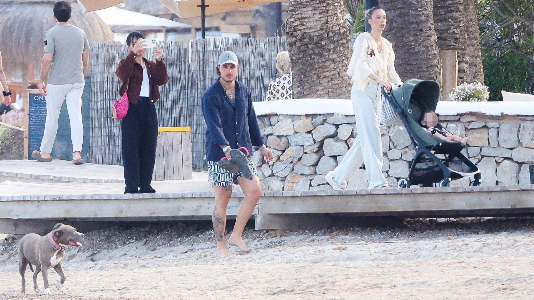 Alejandra Rubio y Carlo Costanzia, de vacaciones familiares y 2.0 en Ibiza:  su llamativo paseo inmortalizado a golpe de 'smartphone'