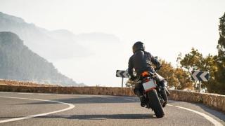 Imagen de un motorista en una curva de montaña.