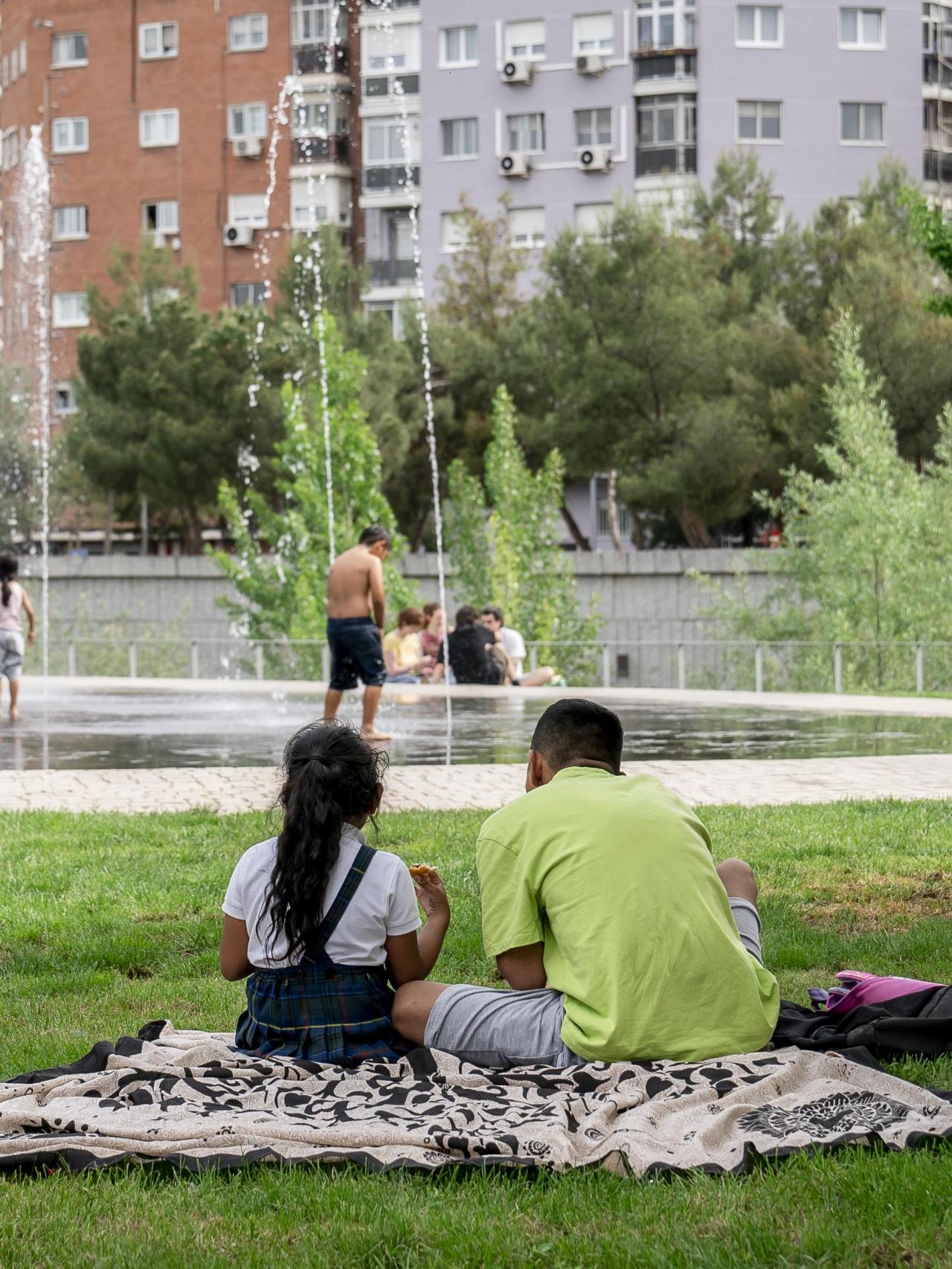Una familia descansa en una de las zonas de la playa de Madrid Río.