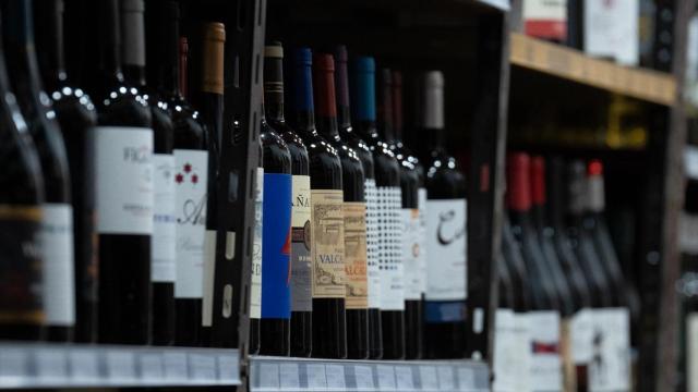 Botellas de vino en una imagen de archivo.