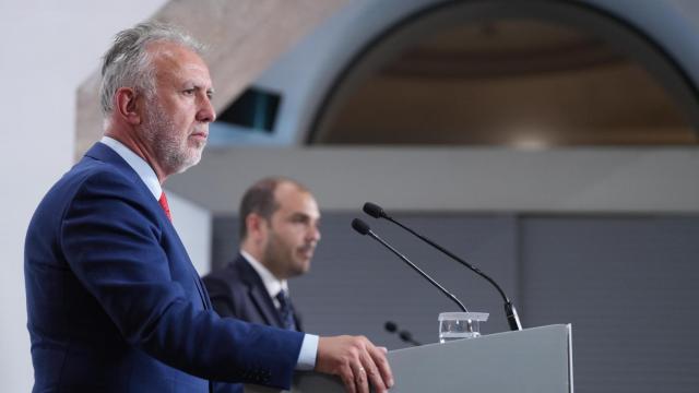 El Consejero de la Presidencia catalán, Albert Dalmau Miranda, y el ministro de Política Territorial y Memoria Democrática de España, Ángel Víctor Torres, este lunes en la rueda de prensa en el Palau de la Generalitat tras el acuerdo para la financiación singular de Cataluña.