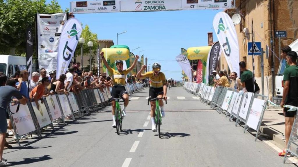 Dos ciclistas participantes en la Vuelta a la Provincia de Zamora 2024