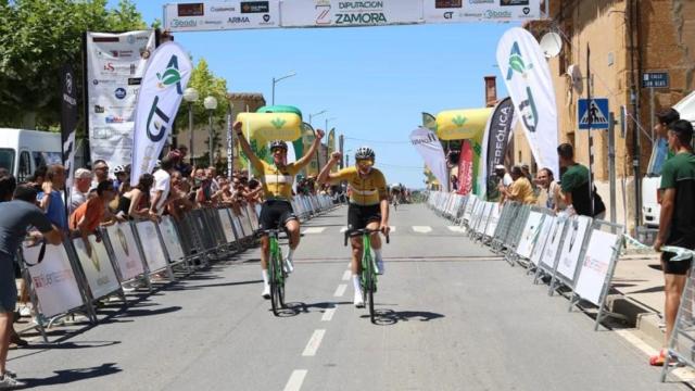 Dos ciclistas participantes en la Vuelta a la Provincia de Zamora 2024