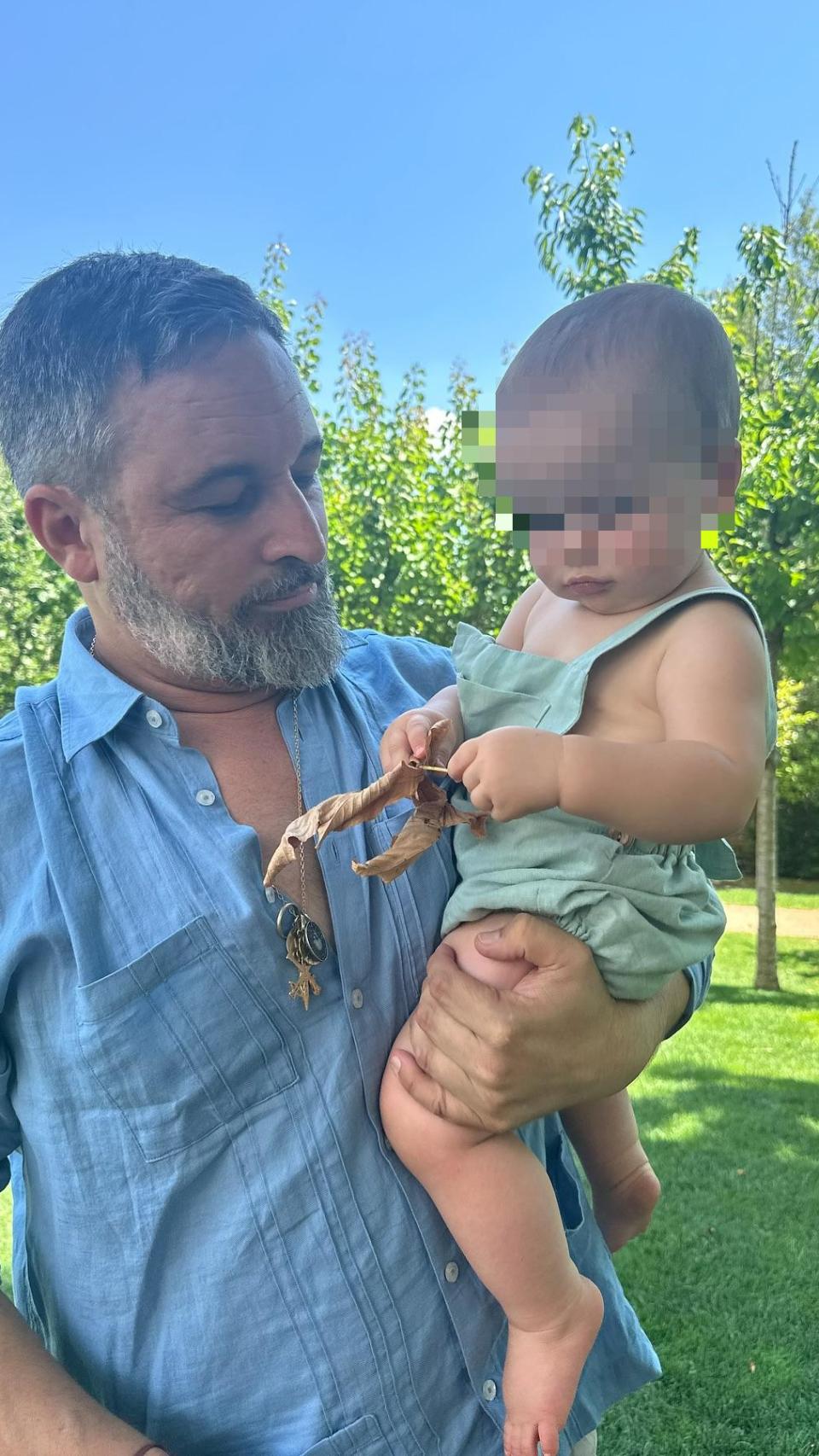 Santiago Abascal y su hijo Hernán a una imagen de sus redes sociales.
