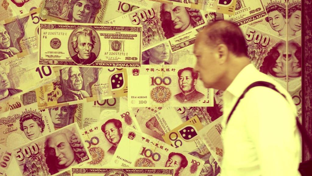 Un hombre pasa por delante de una casa de cambio de divisas en Hong Kong, China.