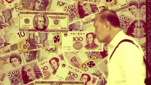 Un hombre pasa por delante de una casa de cambio de divisas en Hong Kong, China.
