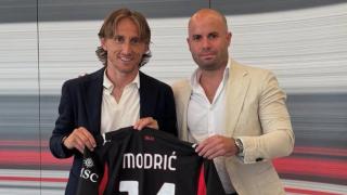 Luka Modric posa como nuevo jugador del Milan.