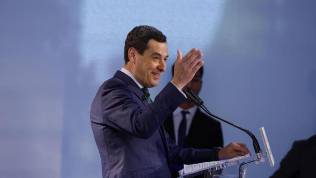 El presidente de la Junta de Andalucía, Juanma Moreno, durante un encuentro organizado por La Razón este lunes.