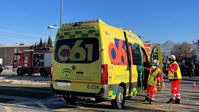 Ambulancia de 061 y camión de Bomberos de Granada durante un servicio.