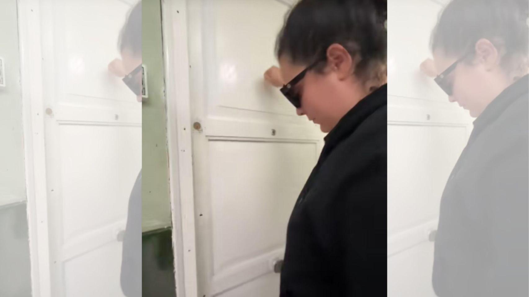 Imagen de una mujer desokupando una casa.