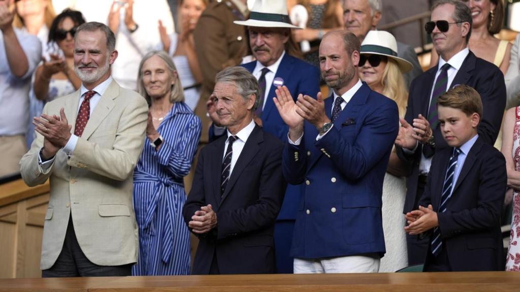 Felipe VI, en la caja de Wimbledon, a pocos metros del príncipe Guillermo y su hijo George.