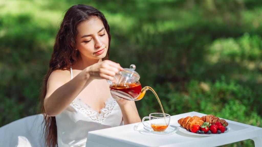 Imagen de archivo de una mujer tomándose una infusión.