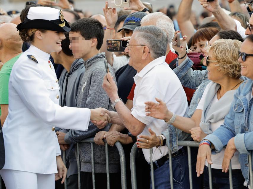 La Princesa saluda a su llegada.