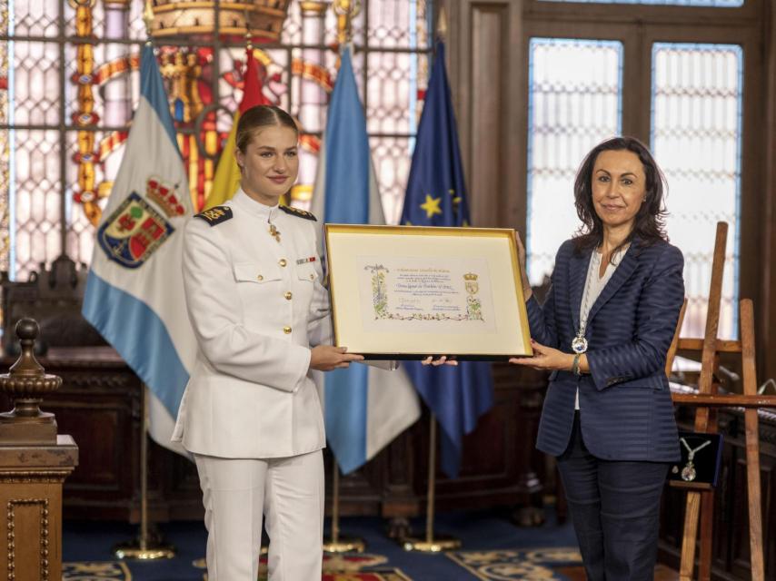 La princesa Leonor recoge su diploma de manos de la alcaldesa María Ramallo.