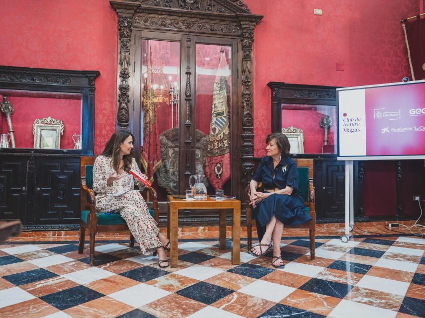 Nativel Preciado y Ana Núñez-Milara, en una nueva edición del Club de Lectura de Magas celebrada en el Salón de Comisiones del Ayuntamiento de Granada.