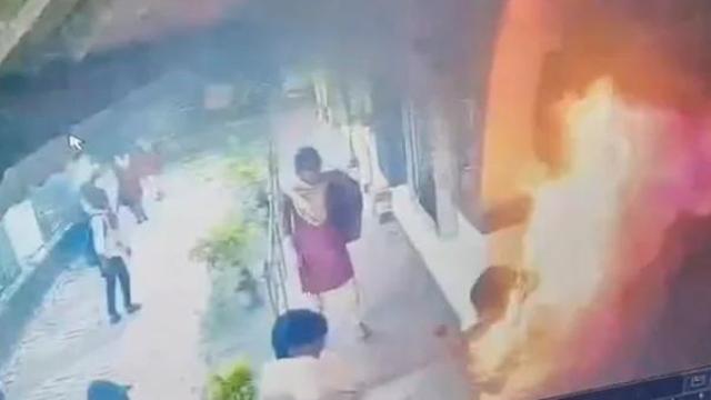 Momento en el que la joven india muere se prende fuego.