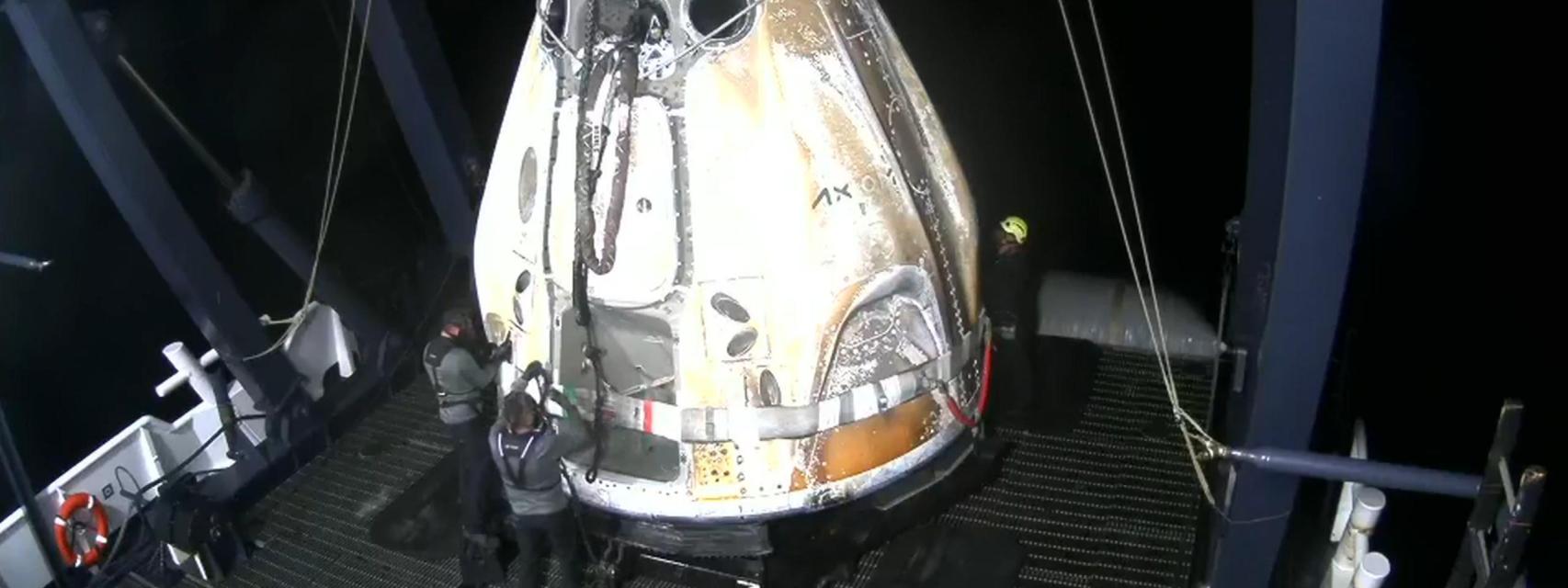 Cápsula de Axiom a bordo del barco de rescate.