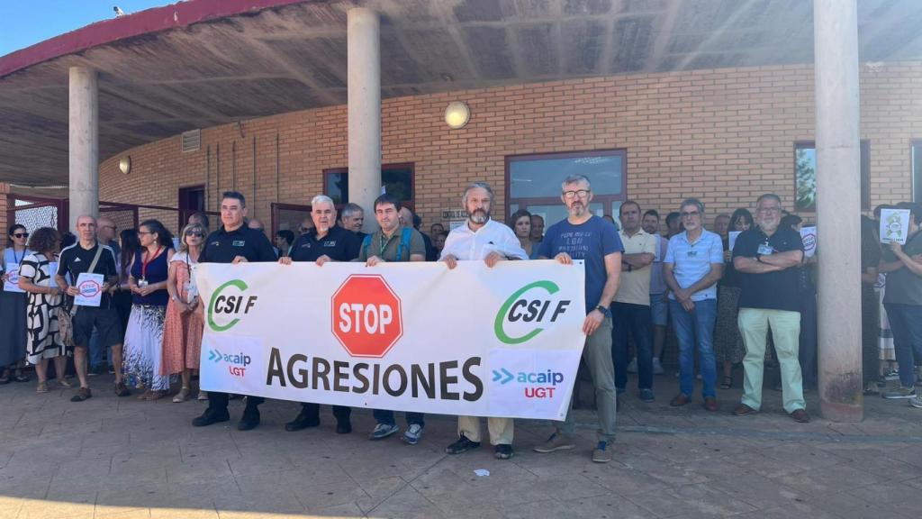 Concentración de los trabajadores del Centro Penitenciario de Zuera como denuncia a la agresión cometida en Sevilla a una compañera