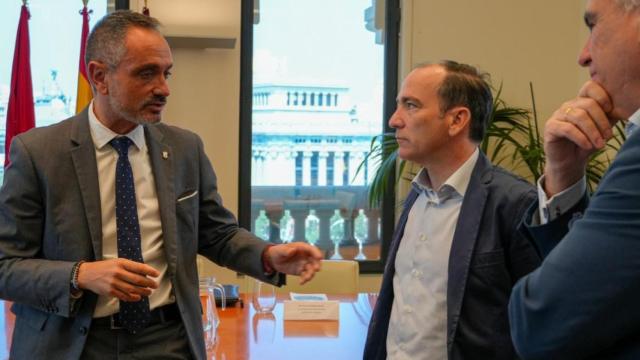 El alcalde de Móstoles, Manuel Bautista,y el delegado de Urbanismo, Medio Ambiente y Movilidad del Ayuntamiento de Madrid, Borja Carabante.