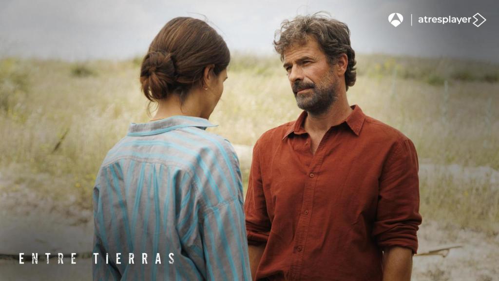 Megan Montaner y Rodolfo Sancho en un fotograma de la segunda temporada de 'Entre tierras'.