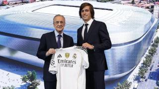 Álvaro Carreras, junto a Florentino Pérez en su presentación con el Real Madrid