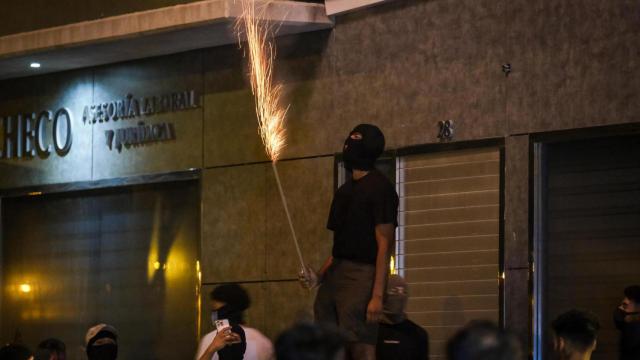 Jóvenes reunidos por la noche en el barrio de San Antonio en Torre Pacheco, Murcia.