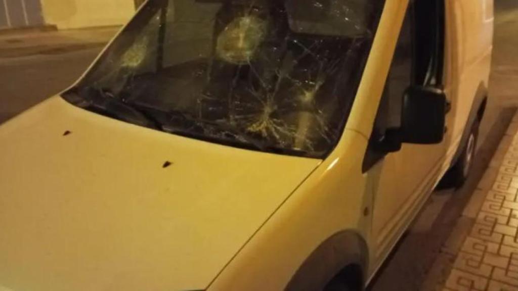 La furgoneta de reparto de la Confitería de Olmopan, de Torre Pacheco, completamente vandalizada.