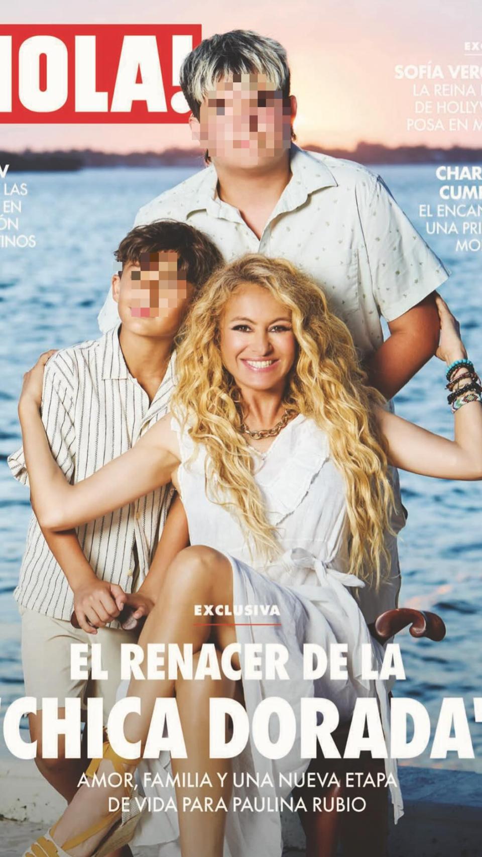 ¡La portada de la edición mexicana de la revista Hello! de Paulina Rubio con sus dos hijos, Andrea Nicolás y Eros.